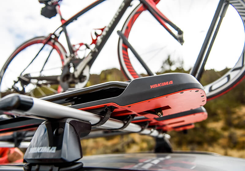 Porte-vélos Yakima HighRoad Silver : support de toit premium à maintien par la roue avant